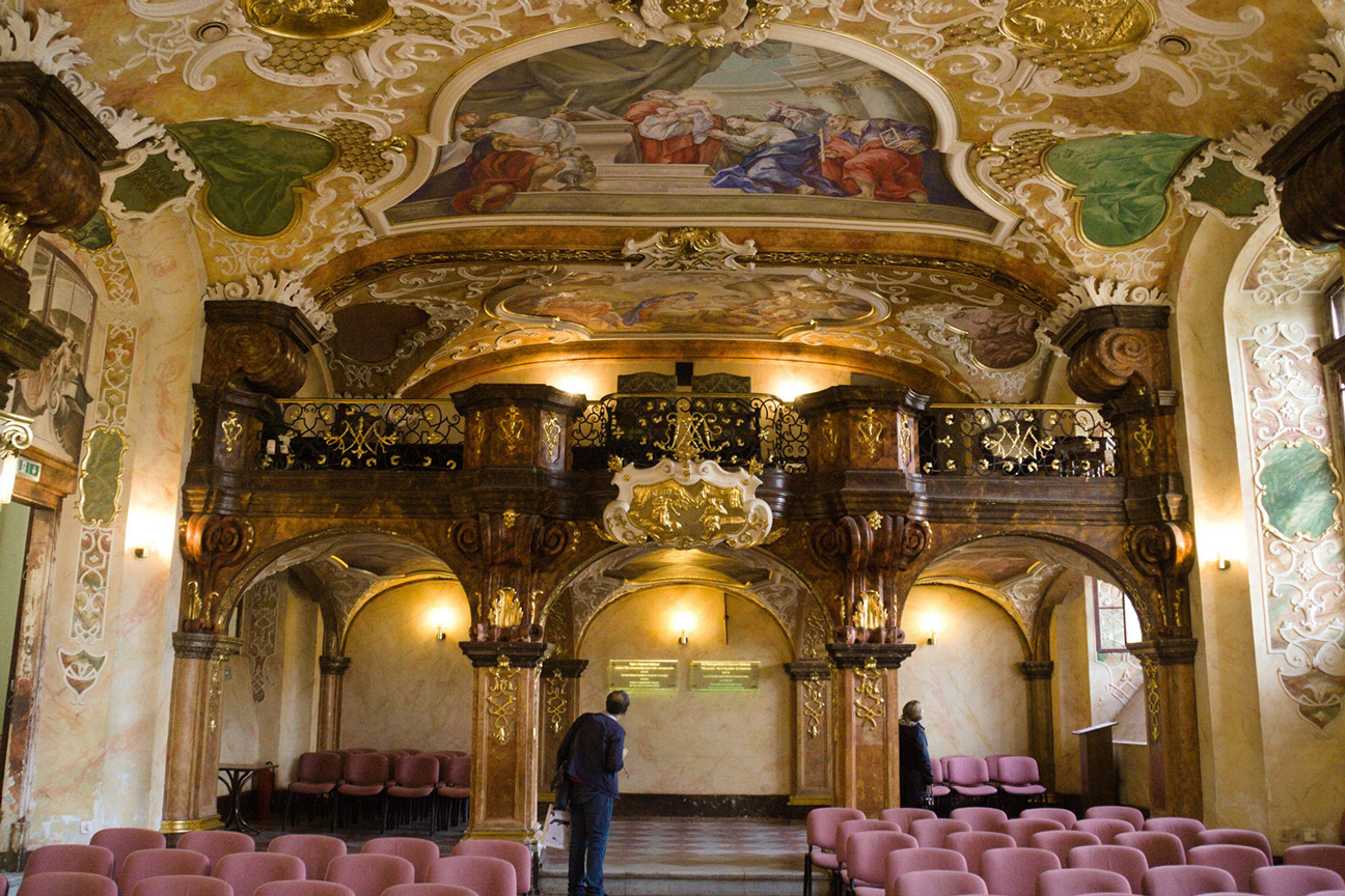 Der Verein "Freunde des Albertinum" besuchte im September 2016 die Kulturhauptstadt Breslau/ Wrocław und besuchte die Aula Leopoldina welche mit viel goldener Farbe verziert ist und in welcher große Deckenmalereien zu sehne sind.